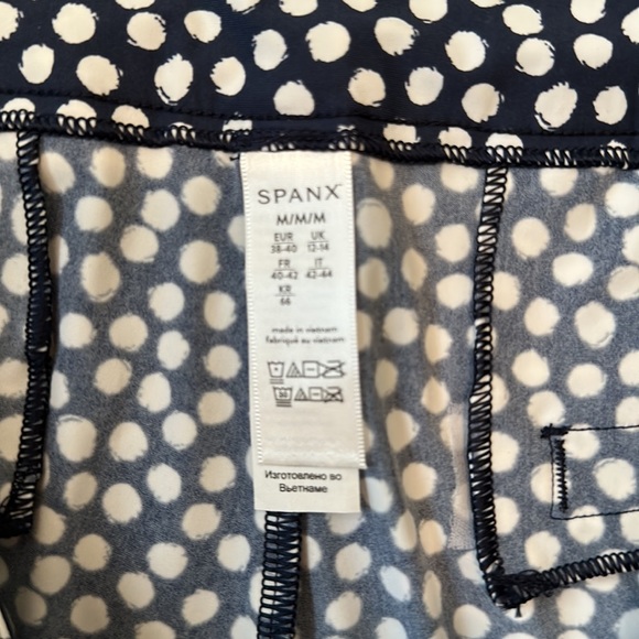 SPANX Sunshine Shorts-Medium - Picture 4 of 4